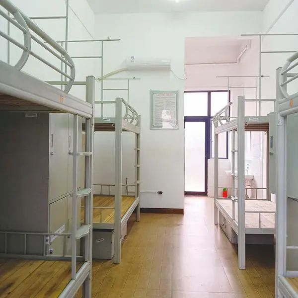 走进五象凤凰校区,花果飘香,绿树成荫.