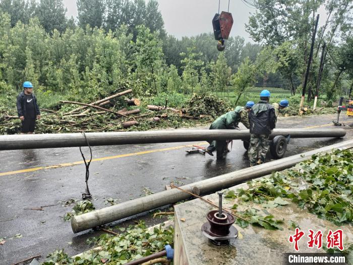 图为国网顺平县供电公司工作人员在对10千伏杨家台522线路断杆断线进行抢修。刘丽仙 摄