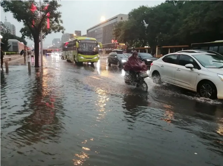 暴雨橙色预警休闲区蓝鸢梦想 - Www.slyday.coM