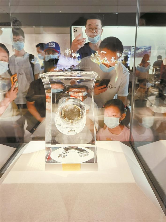 深博首次展出100克珍贵月壤