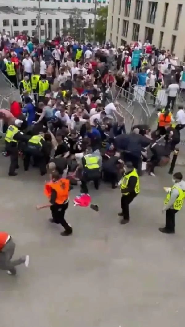 英格兰球迷闯入温布利球场，场外发生混乱