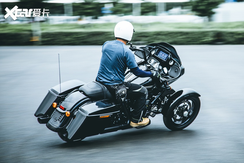 耍酷压弯样样行 试70万元的哈雷倒三轮-新浪汽车