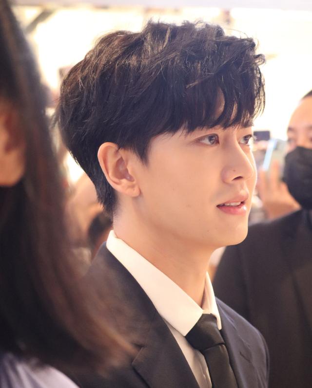 任嘉伦出席活动火上热搜穿西装儒雅绅士生图暴露32岁皮肤状态