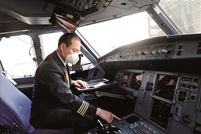 "英雄机长"刘传健:心怀敬畏飞行30载 奇迹时刻是专