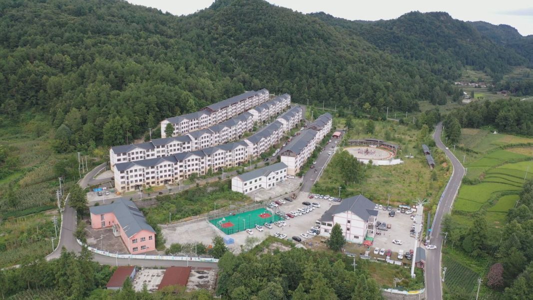 十多年前,修文县六屯镇大木村还是一个交通闭塞,鲜为人知的"世外桃源"