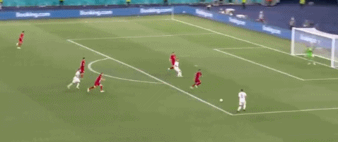 揭幕战上，土耳其球员德米拉尔打进本届欧洲杯第一个乌龙球。