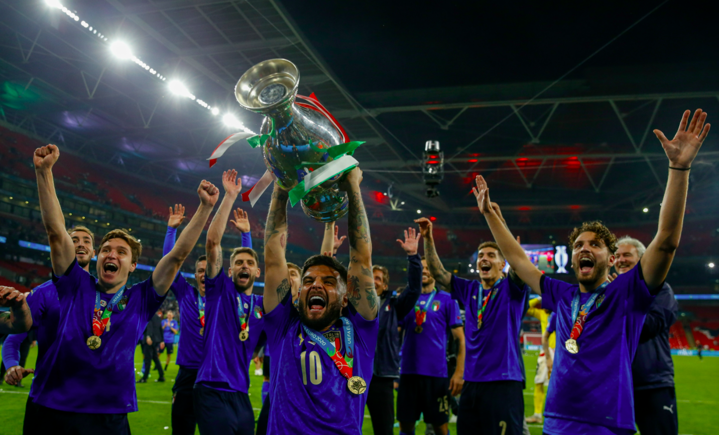 意大利球员高举冠军奖杯.图/新华社