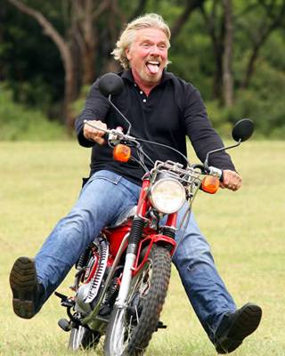 【国际观察】“截胡”贝索斯 英国七旬亿万富翁率先上太空休闲区蓝鸢梦想 - Www.slyday.coM