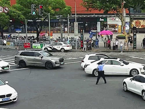 男孩晕厥！一路绿灯守护，为生命开辟绿色通道休闲区蓝鸢梦想 - Www.slyday.coM