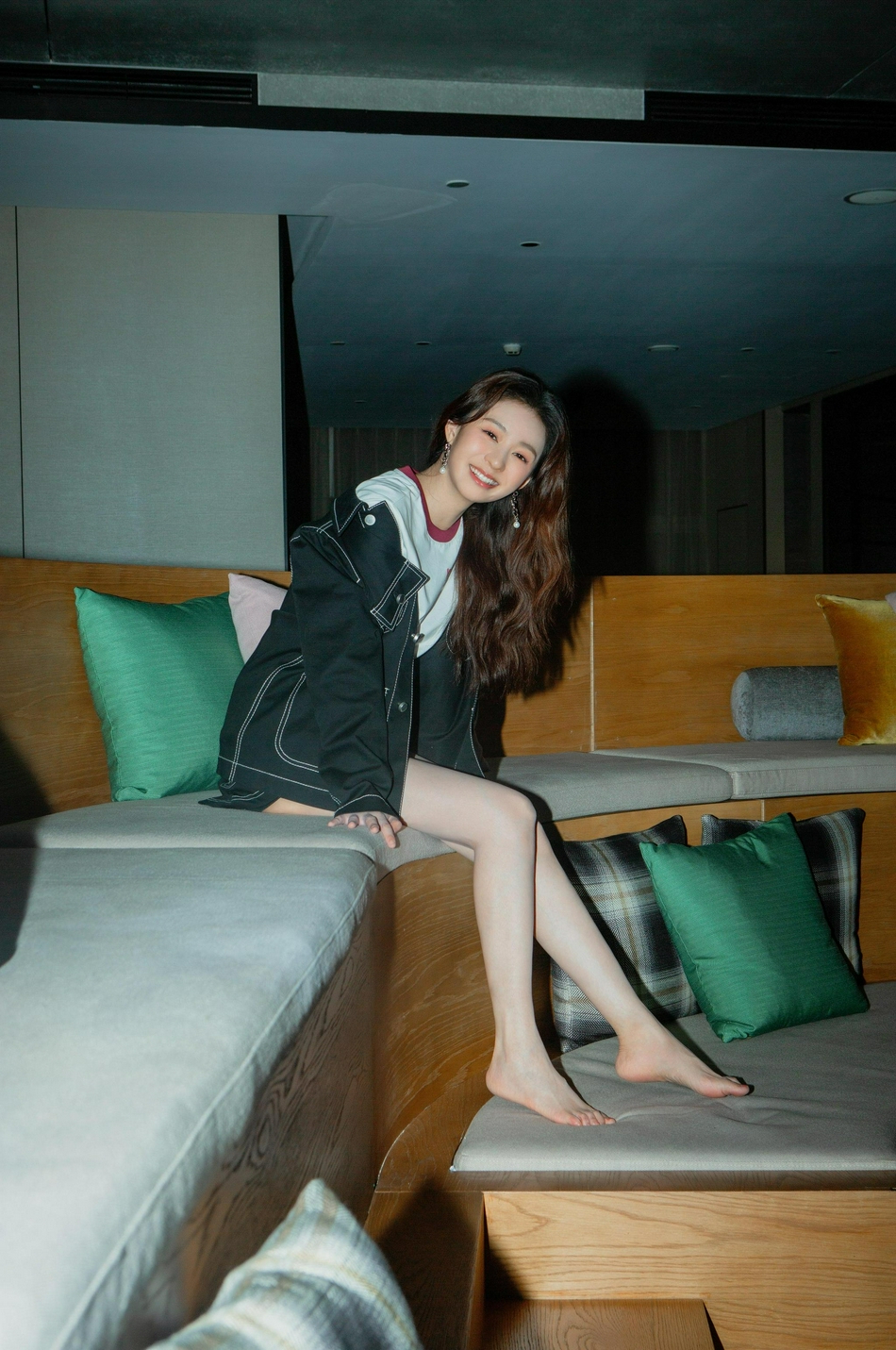 郑合惠子穿牛仔套装笑容俏皮可爱