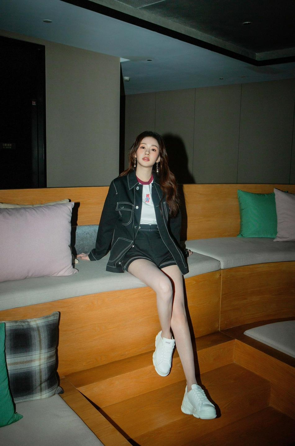 郑合惠子穿牛仔套装 笑容俏皮可爱