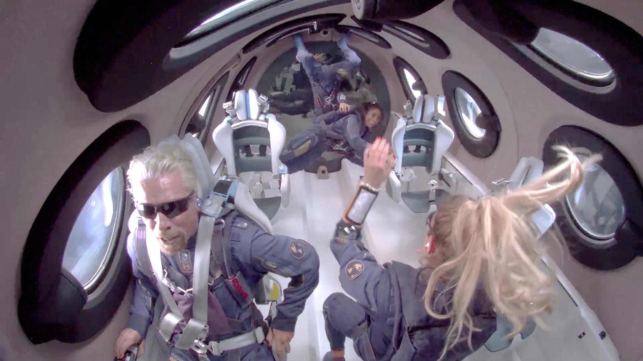 进入太空后,"团结"号太空船成员处于失重状态.图自东方ic