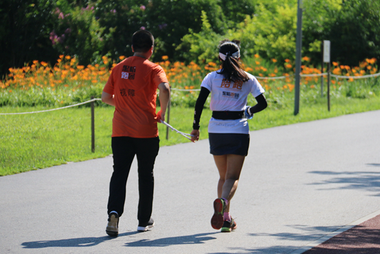 黑暗中有根陪跑绳