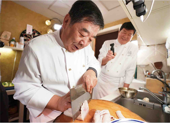 &nbsp;&nbsp;&nbsp;&nbsp;"大爷"郑秀生(左)和"二伯"孙立新正在拍摄