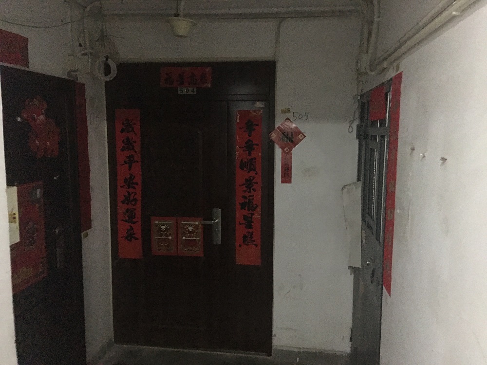 调查 | 楼道私装防盗门，圈进公共空间和消防拴，谁来管？|自行车_新浪新闻