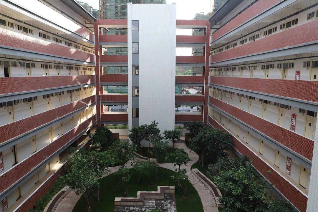 南宁一中五象校区地处良庆区金良路28号,占地面积121.