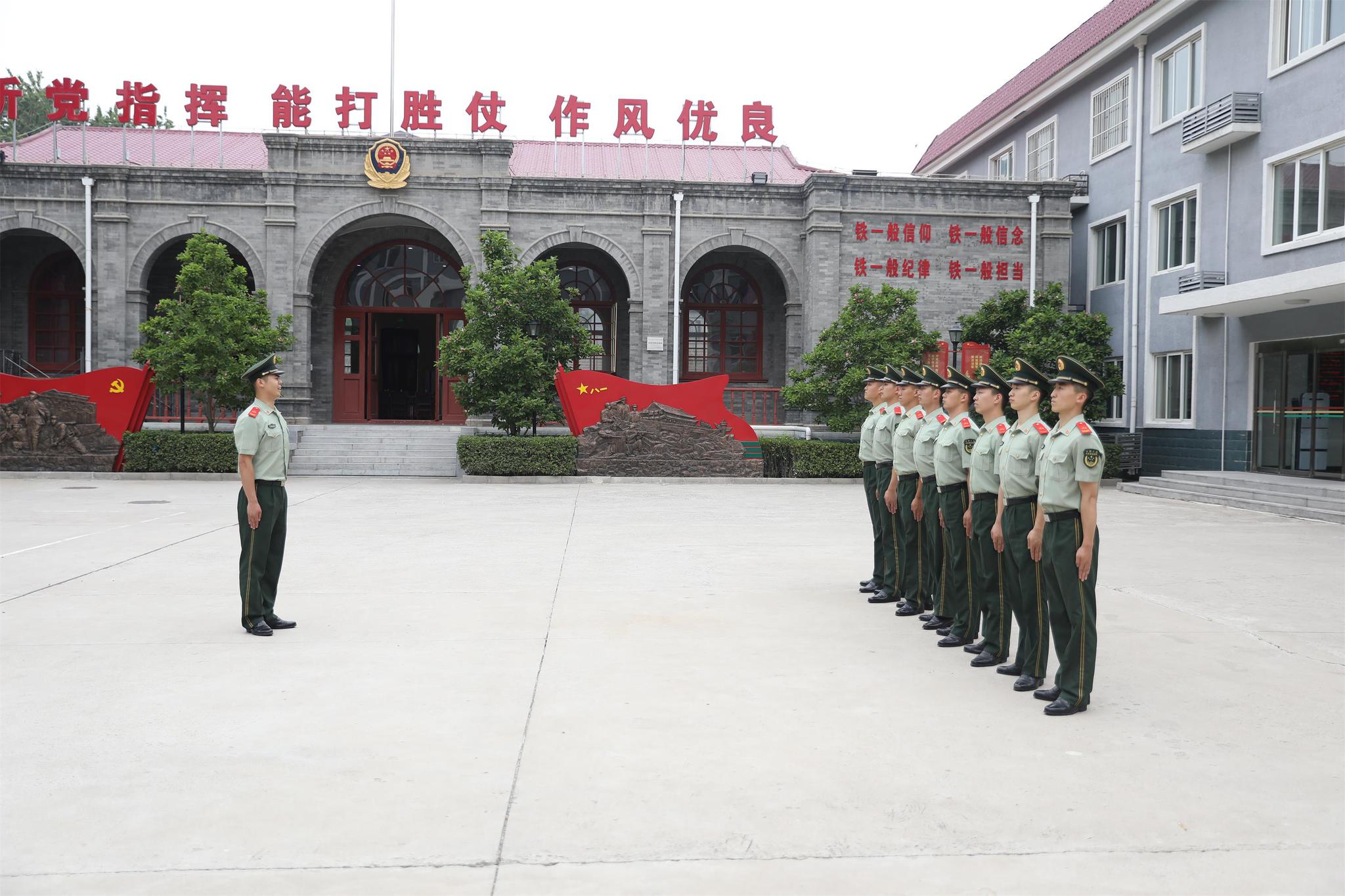 走进部队大门,参观人员立即被干净整洁的营区环境,红火的政治氛围和
