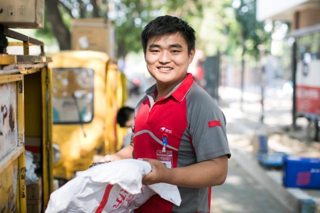 京东宣布两年内加薪至16薪 快递小哥还有"六险一金"