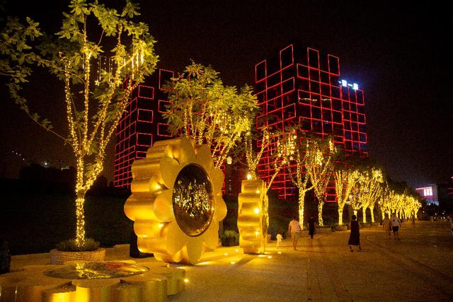 霓虹光影中的"丝路花街",艺术生活的华彩乐章|重庆市_新浪新闻