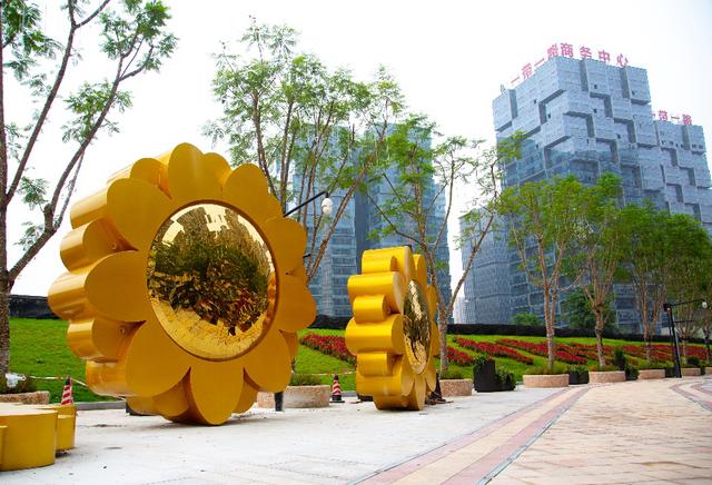 霓虹光影中的"丝路花街",艺术生活的华彩乐章|重庆市_新浪新闻