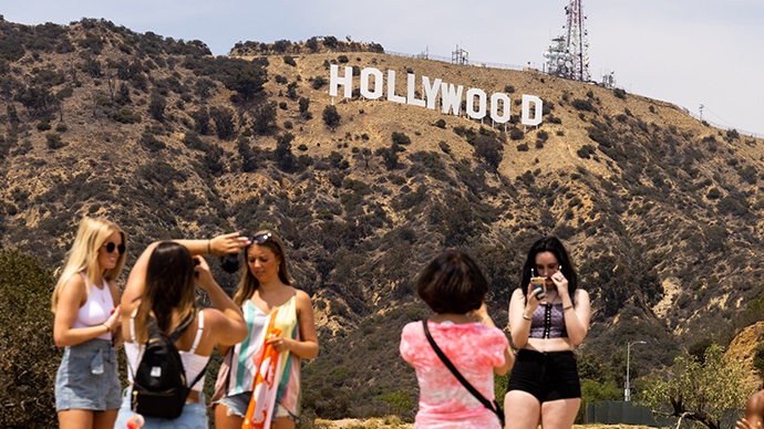 当地时间2021年6月15日，美国加州，加州6月15日起解除大部分防疫限制措施，包括取消社交距离限制，大量民众外出活动。人民视觉  资料图