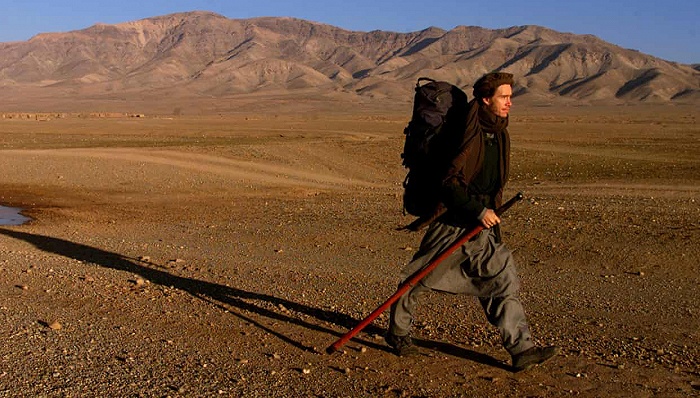 罗里·斯图尔特2002年徒步穿越阿富汗 图片来源：Rick Loomis/LA Times via Getty Images