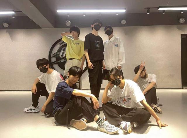 时代少年团素颜大合照曝光本以为丁程鑫够帅看到刘耀文我愣了