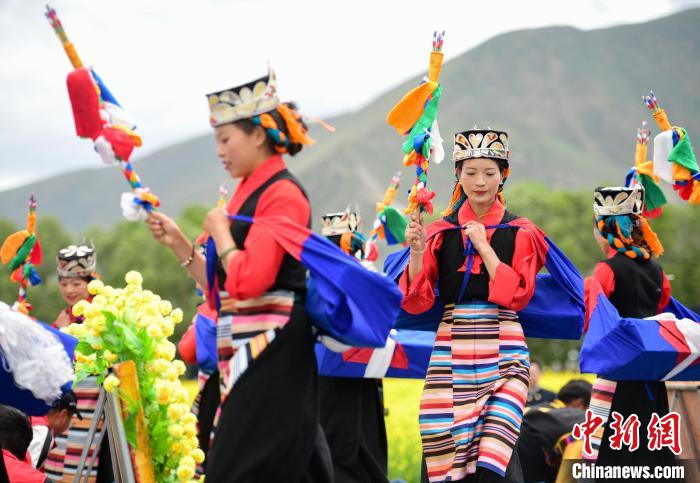 图为西藏自治区拉萨市墨竹工卡县小油菜花文化旅游节表演舞蹈《田间欢歌》。贡嘎来松 摄