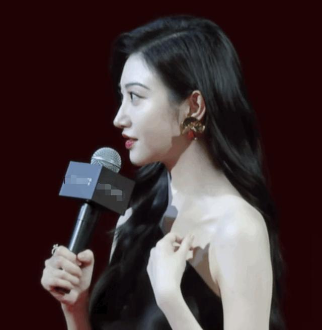 景甜穿黑裙御姐范十足,皮肤白到发光,生图下的腰围我却看愣了