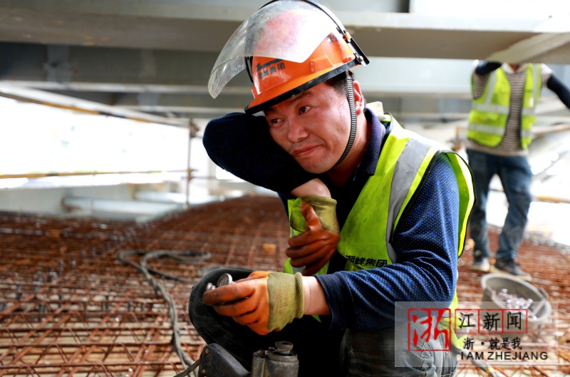 杭州:七百建设工人坚守亚运工地