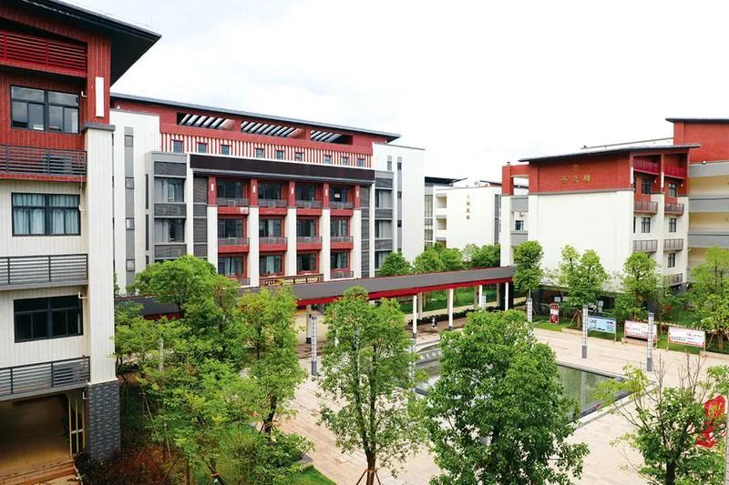 南宁一中五象校区高中部校园绿树成荫,是学习的好地方(学校供图)