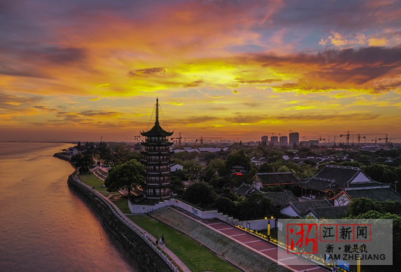 海宁:钱塘江畔晚霞美