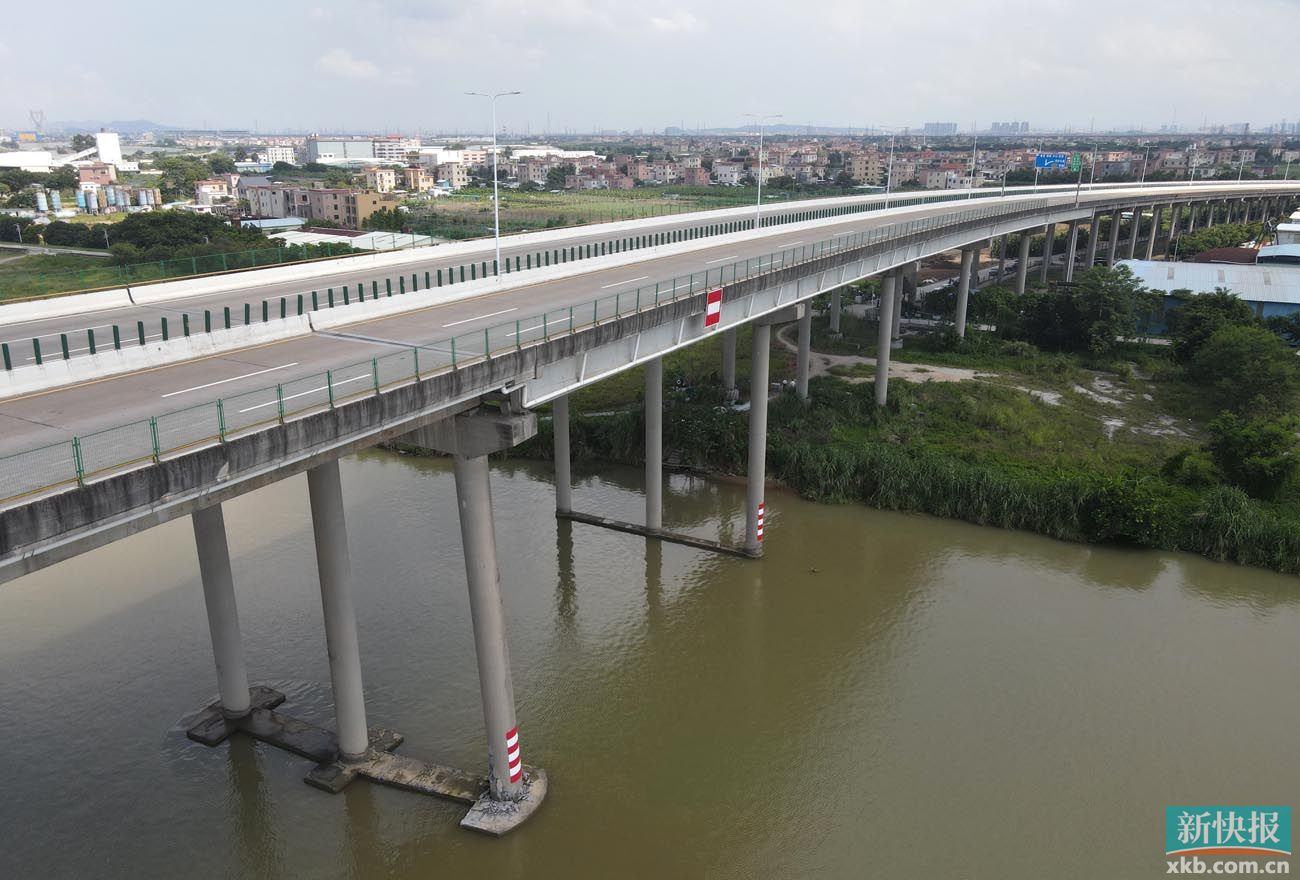 视频广州北斗大桥桥墩被撞毁露出了钢筋桥墩出现了明显的倾斜