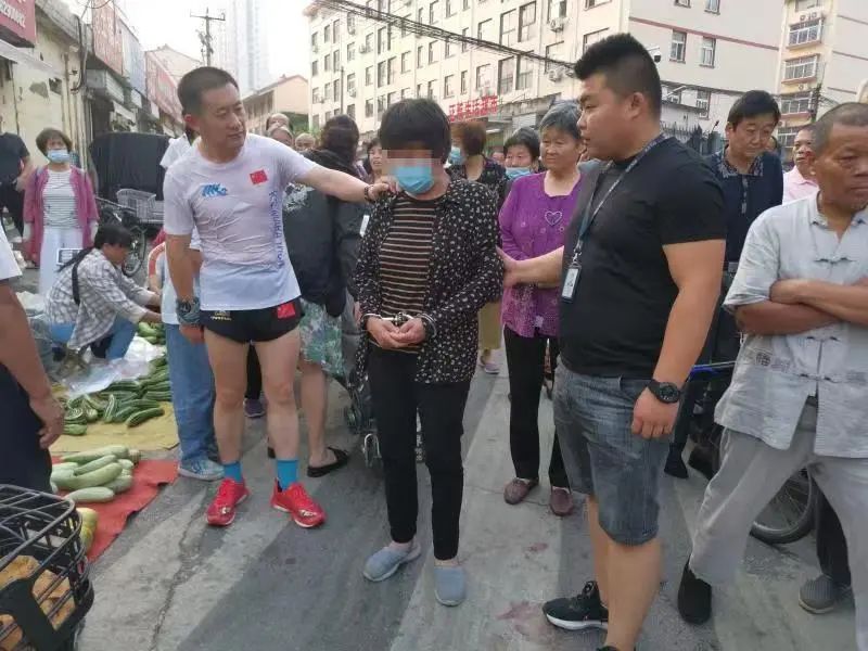女扒手早市行窃,被抓现行!|民警_新浪新闻