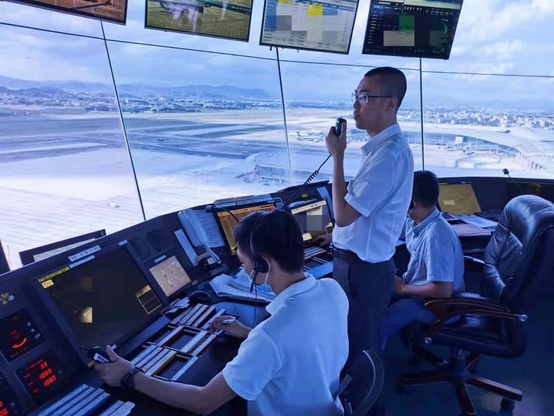 飞机下降时对准跑道飞行的过程)新领域的"学徒",到塔台指挥的"总教头"