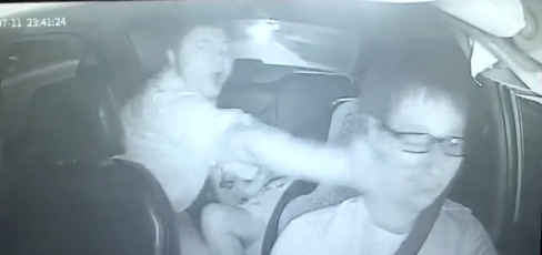 男子出租车上殴打同行女子，的哥劝阻反被扇了十几个耳光！休闲区蓝鸢梦想 - Www.slyday.coM