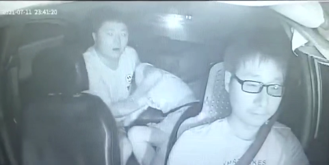 男子出租车上殴打同行女子，的哥劝阻反被扇了十几个耳光！休闲区蓝鸢梦想 - Www.slyday.coM