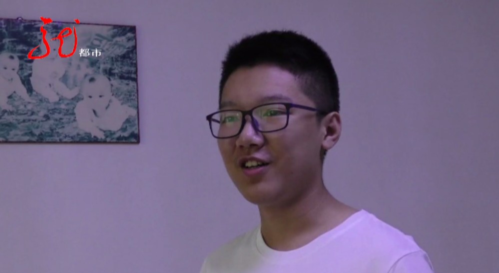 他常常利用假期的机会去医院,王赫泽表示,希望将来能成为一名医生.