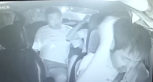 男子出租车上殴打同行女子，的哥劝阻反被扇了十几个耳光！休闲区蓝鸢梦想 - Www.slyday.coM