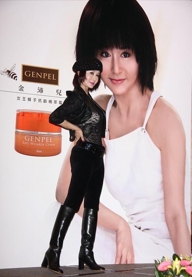 潘迎紫真是"老奶奶中的尤物",72岁还有少女身材,穿衣打扮真嫩