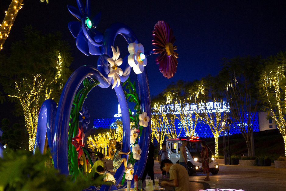 霓虹光影中的"丝路花街" ,艺术生活的华彩乐章|重庆市_新浪新闻