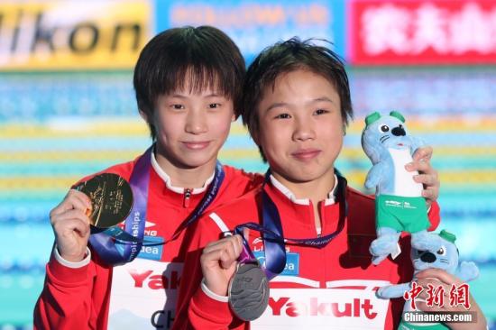 资料图：2019年世界游泳锦标赛跳水女子十米台决赛中，中国选手陈芋汐以439分夺得冠军，中国选手卢为以377.80分获得亚军。中新社记者 韩海丹 摄