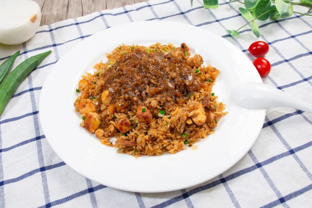 今天詹姆士做的这道黑胡椒鸡肉炒饭,黑胡椒酱是他的父亲传授给他的