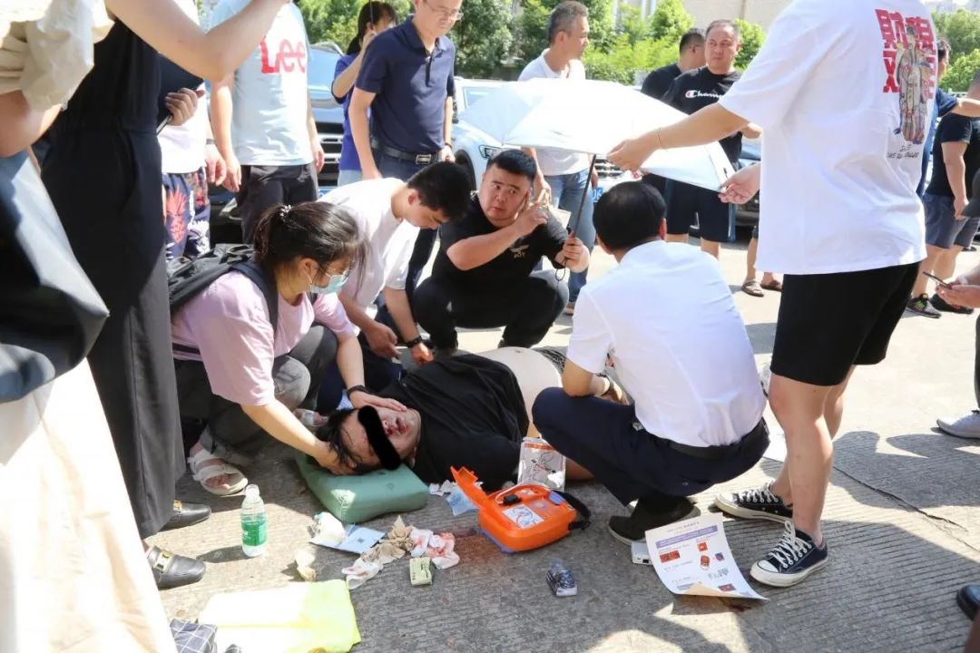 长沙一男子医学院内晕倒，学生和老师都冲上来救人……休闲区蓝鸢梦想 - Www.slyday.coM