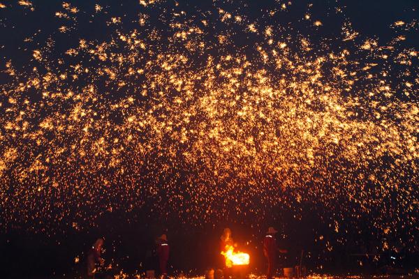 千年非遗绝技"打铁花" 美翻呼伦贝尔草原