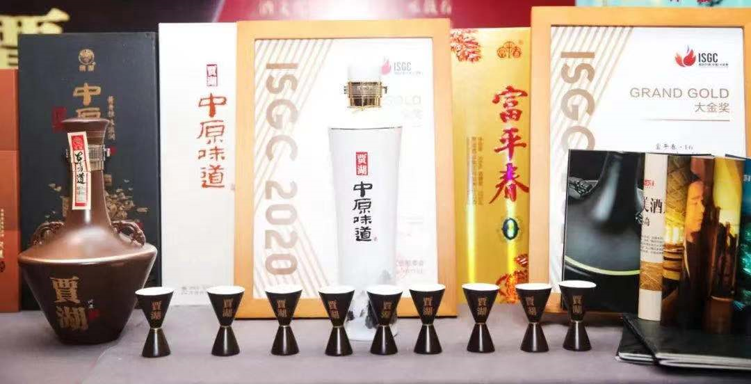 装载贾湖白酒的陶瓶造型,用的是贾湖遗址出土的其中一款器皿,形状独特