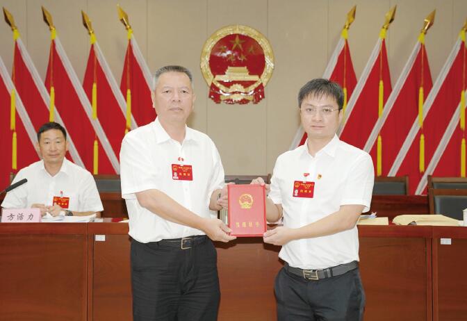 厚街镇委书记黎寿康为新任厚街镇镇长陈尚荣颁发当选证书 罗志高 摄