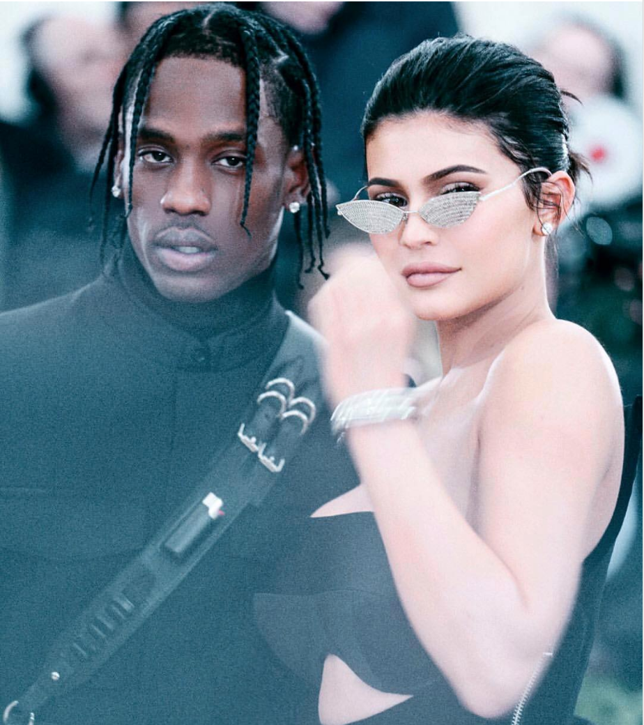 jenner和美国最当红的说唱歌手之一travis scott的女儿