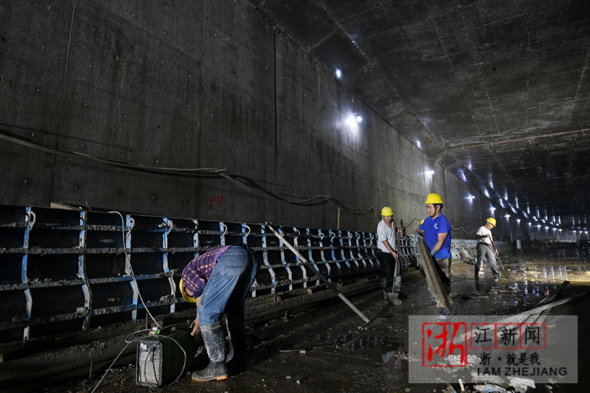 临安:青山湖湖底隧道抓工期赶进度