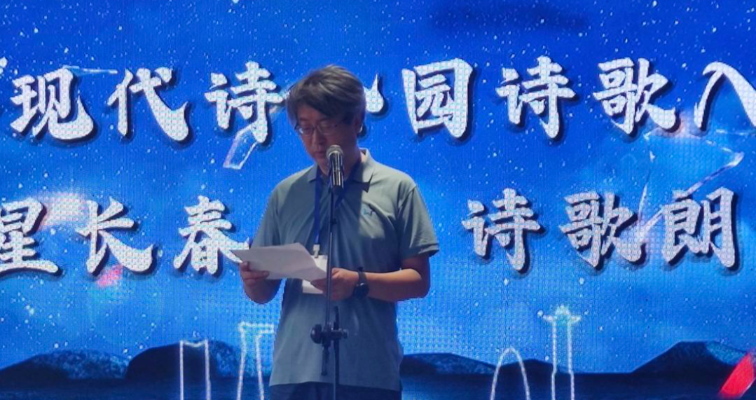 正文  在开营仪式上,龚学敏鼓励大学生诗人撇去浮躁,静下心来书写时代